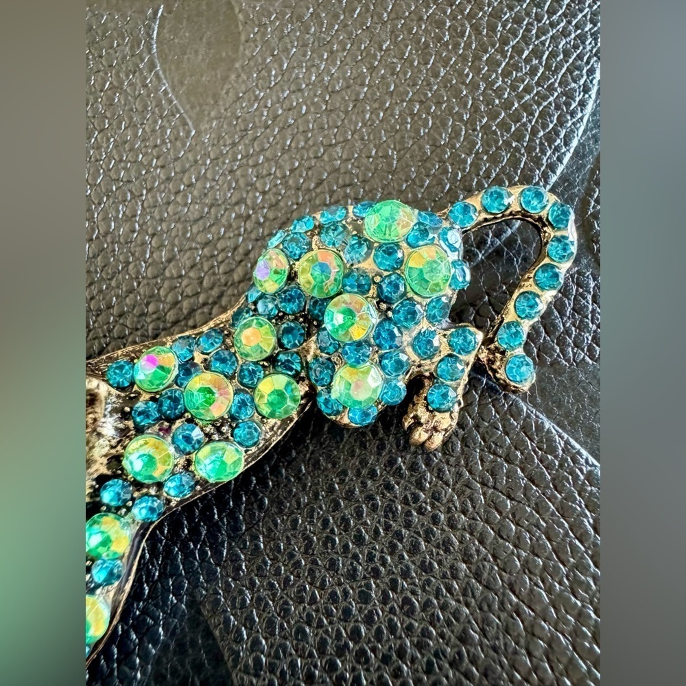 New Teal Blue & Iridescent Faceted Crystal Leopard Gold Tone Pin Brooch - 2.5” - Picture 3 of 8